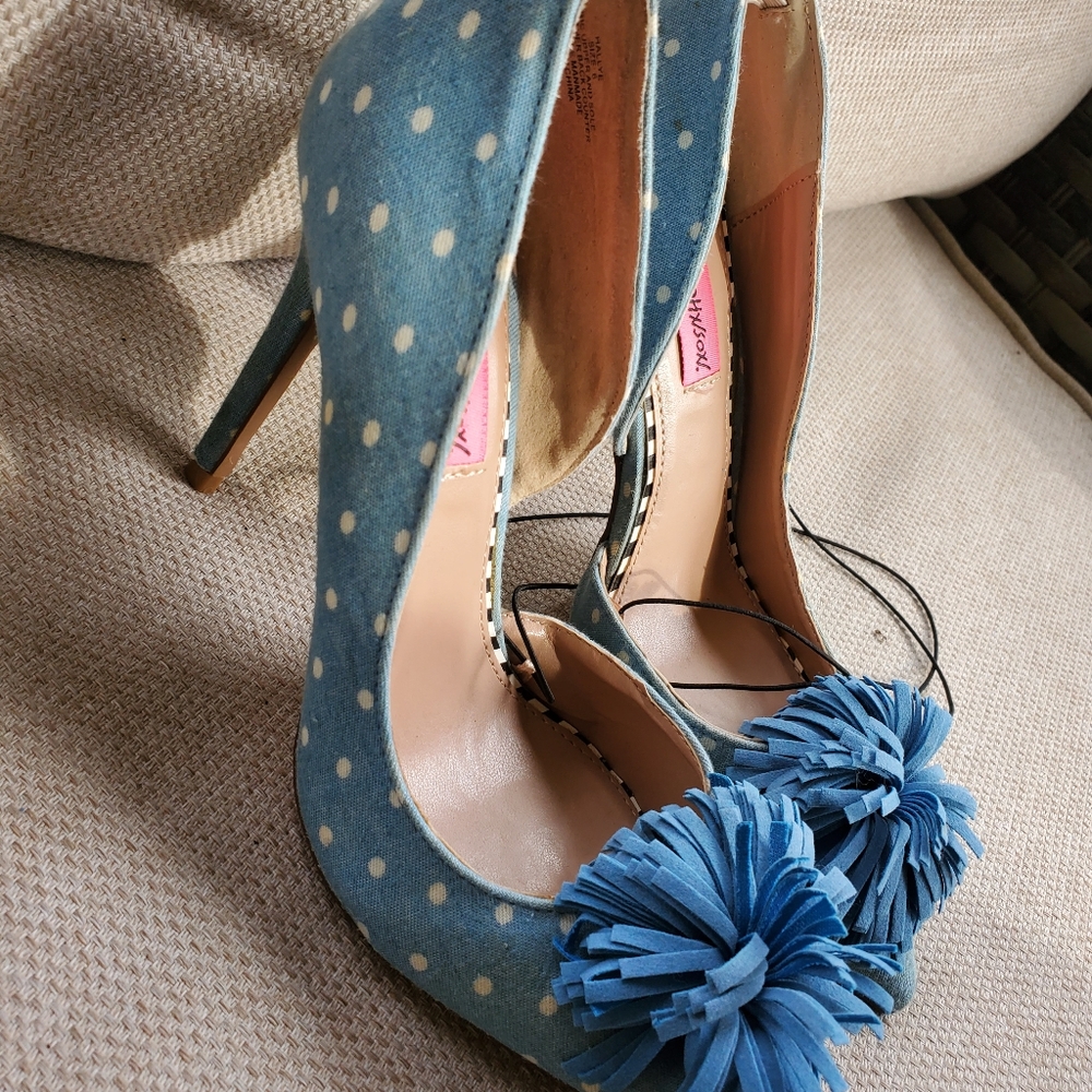 Shoes - Picture 2 of 5